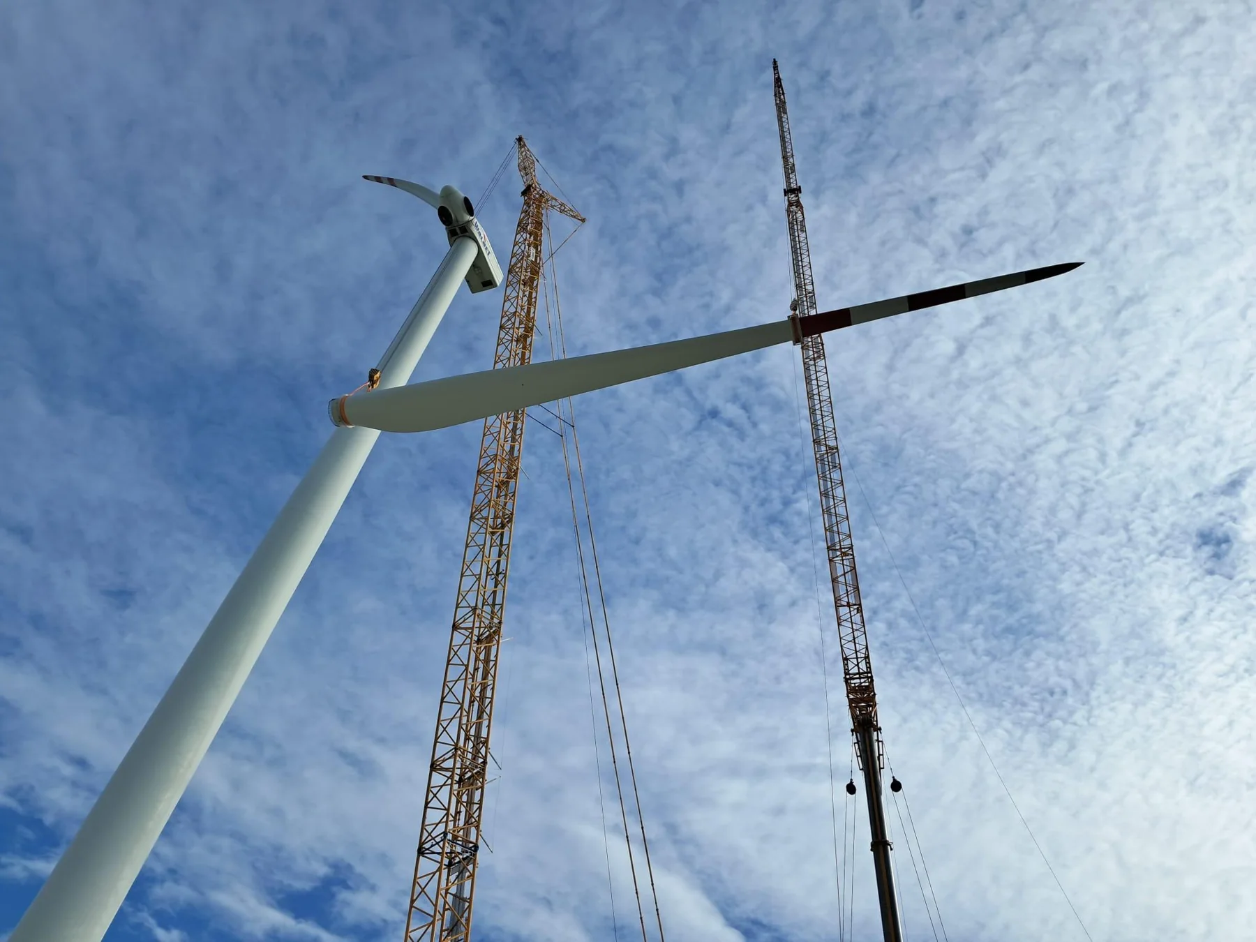 Montaż turbiny wiatrowej z wykorzystaniem dźwigów
