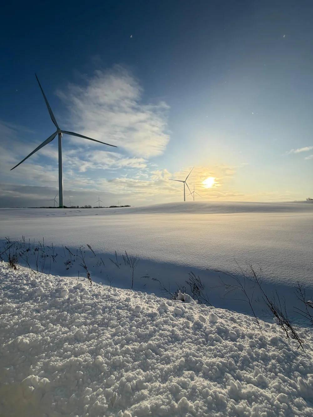 Farma wiatrowa w zimowym krajobrazie